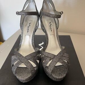 Nina Senora  Metallic Gunmetal Silver Glitter Crisscross Platform Heels, size 9